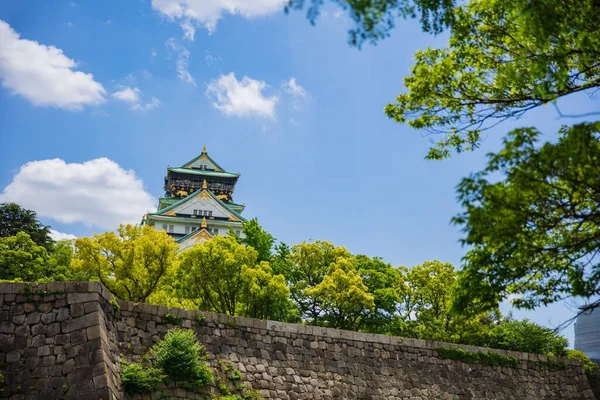 Osaka castle is one of Japan's most famous landmarks. — Stock Photo, Image