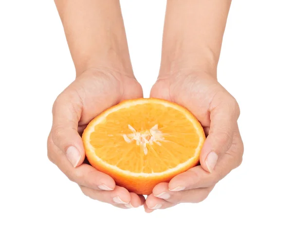 Mano sosteniendo rebanada de naranja aislada sobre fondo blanco — Foto de Stock