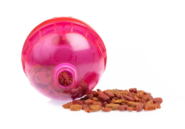 Giocattolo palla rossa per l'alimentazione animale domestico isolato su sfondo bianco — Foto Stock