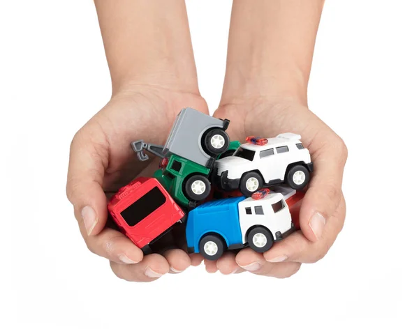 Χέρι κρατώντας τα παιδιά παιχνίδι αυτοκίνητο απομονώνονται σε λευκό φόντο. — Φωτογραφία Αρχείου