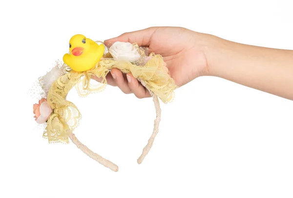Ruka drží věnec na hlavě dekorace krásné kachní izolát — Stock fotografie