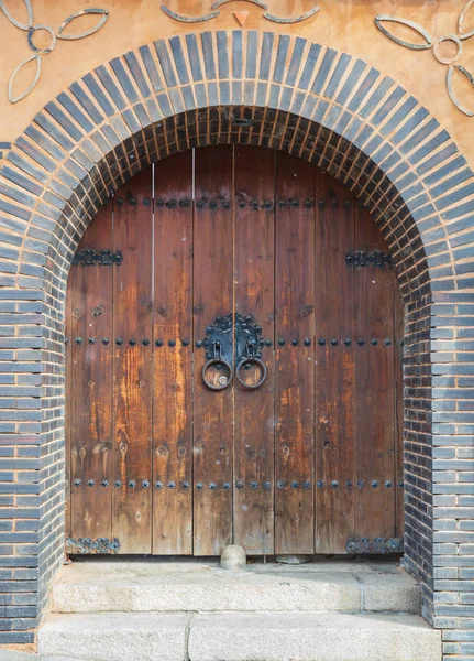 圆钢把手的旧木门 — 图库照片