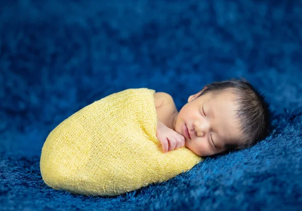 Новонароджений милий дитина немовля на вовняному шерстяному килимовому фоні — стокове фото