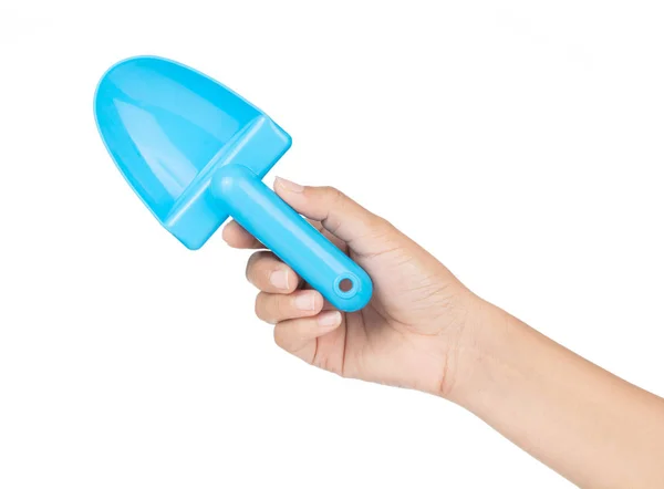 Ręczne trzymanie Zabawka plastikowa niebieska łopata izolowana na białym grzbiecie — Zdjęcie stockowe