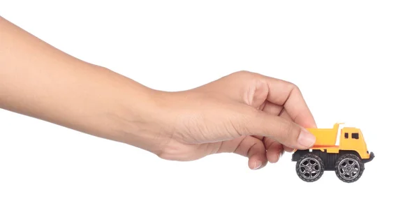 Рука тримає іграшковий автомобіль ізольований на білому тлі — стокове фото