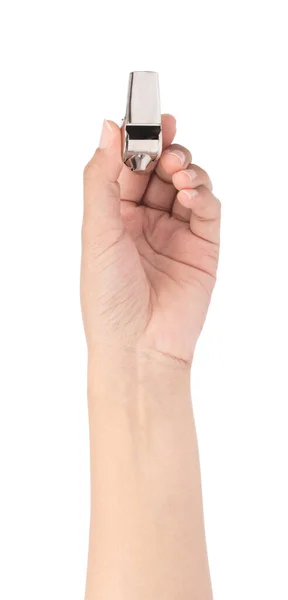 Рука держит металлический свисток изолирован на белом фоне — стоковое фото