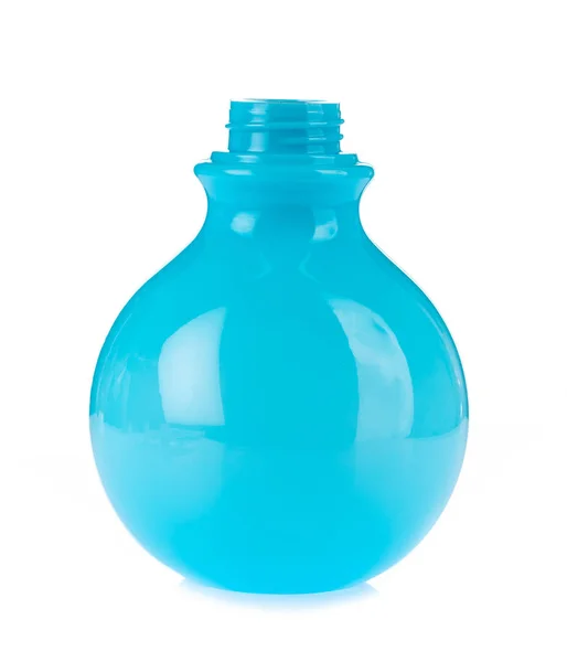 Блакитна форма круглих пластикових пляшок ізольовані на білому тлі — стокове фото