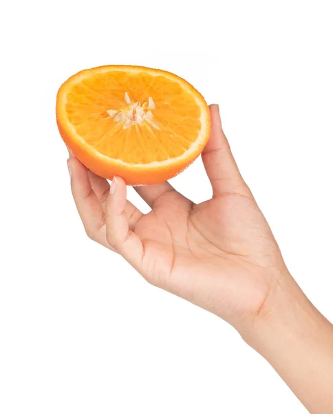 Mano tenuta fetta di arancia isolato su sfondo bianco — Foto Stock