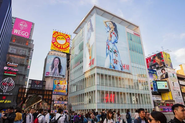 Ósaka, Japonsko - 10. května 2018: Turisté nakupují v Dotonbori — Stock fotografie