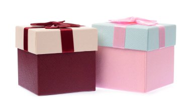 Beyaz arkaplanda izole edilmiş kurdeleli hediye kutusu 