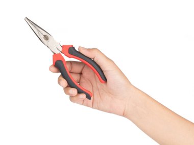 Beyaz arkaplanda kırmızı pense izole edilmiş.