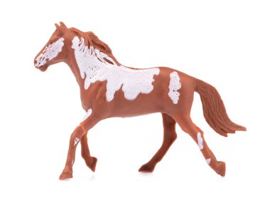 Beyaz arka planda plastikten yapılmış oyuncak at.