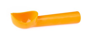 Beyaz arka planda izole edilmiş plastik dondurma kaşığı.