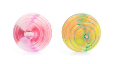 Beyaz arka plan üzerinde izole renkli topları.