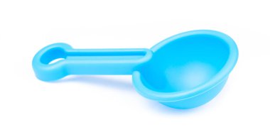 Beyaz arka planda izole edilmiş küçük plastik oyuncak kürek..
