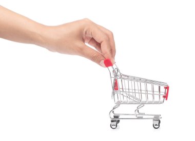 Beyaz arka planda izole edilmiş küçük bir alışveriş arabası tutuyor.