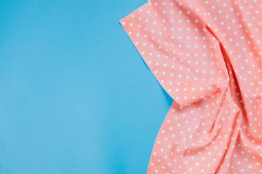 Mavi arkaplanda pembe benekli masa örtüsü