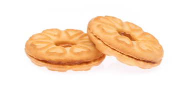 Beyaz arka planda izole edilmiş reçelle dolu sandviç bisküvileri.