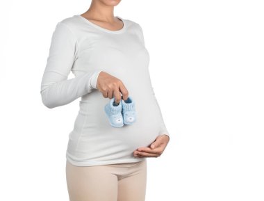 Hamile bir kadın, elinde bembeyaz örgü çizmelerle geziyor.