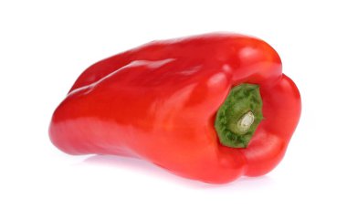 Kırmızı dolma biberler beyaz arkaplanda izole edilmiş