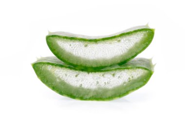 Beyaz arka plan üzerinde izole dilimlenmiş aloe vera