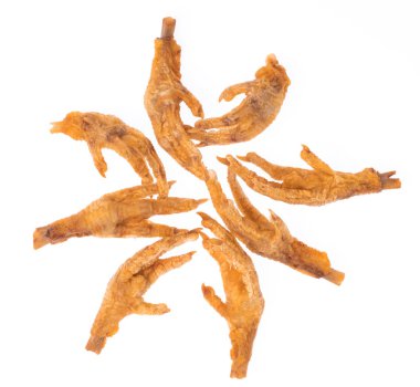 Kızarmış tavuk ayağı beyaz arka planda izole edilmiş.