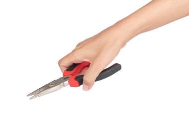 Beyaz arkaplanda kırmızı pense izole edilmiş.