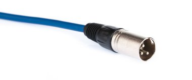 Mavi XLR mikrofon kablosu beyaz arkaplanda izole edildi
