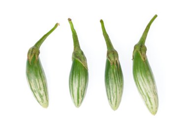 Beyaz arkaplanda izole edilmiş patlıcanlar