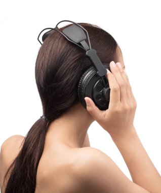 Genç Kadın Kulaklıkla Müzik Dinliyor Beyaz Sırtüstü İzole Edildi