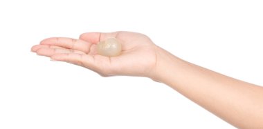 Beyaz arka plan üzerinde izole taze longan tutan el