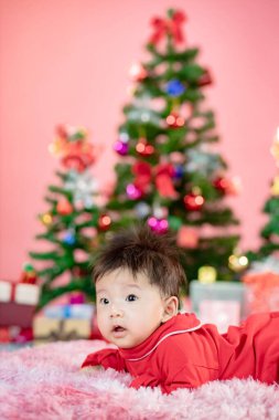 Güzel küçük bebek Noel kutluyor. Yılbaşı tatil.