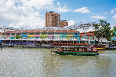 SINGAPORE - FEBRUARY 19, 2017:Tourist boat on the Singapore rive