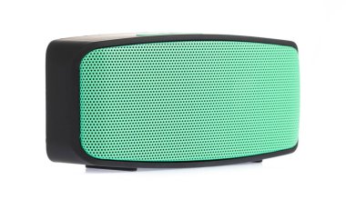 Hoparlör Bluetooth yeşil rengi beyaz arkaplanda izole edildi