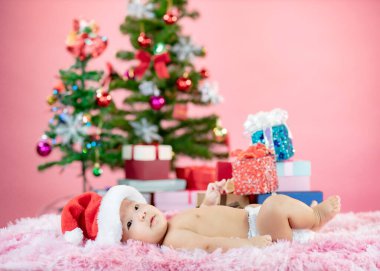 Mutlu şirin bebek Noel Baba şapkası takıyor.