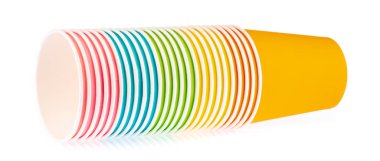 Beyaz arkaplanda izole edilmiş renkli kağıt bardak koleksiyonu