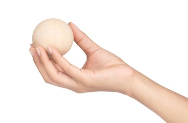 Tahta topu tutan el beyaz arka planda izole edildi.