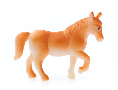 Beyaz arka planda plastikten yapılmış oyuncak at.