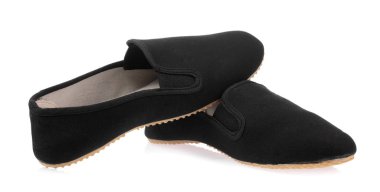 Siyah boş ayakkabılar beyaz arkaplanda izole bir şekilde duruyor