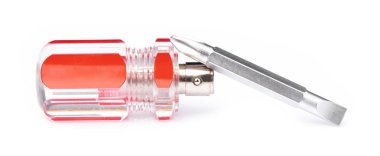 Beyaz arkaplanda kırmızı vida sürücüleri izole