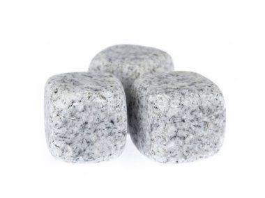 Kaya sabuntaşı buz küpü beyaz arkaplanda izole edildi