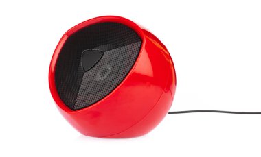 Modern kırmızı hoparlörler beyaz arkaplanda izole