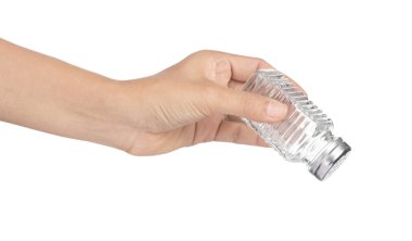 Beyaz arkaplanda el ele tutuşan tuzluk.