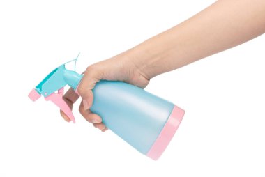 Mavi şişe sprey tabancasını tutan el. Nesne nerede izole edildi