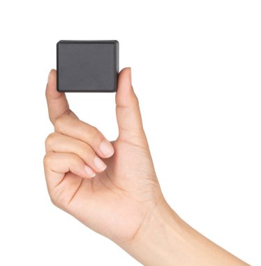 El ele tutuşan küçük siyah kutu beyaz arka planda izole edilmiş.