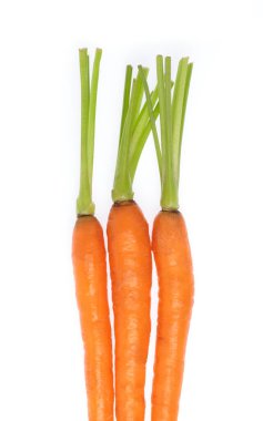 Beyaz arka plan üzerinde izole taze bebek havuç.