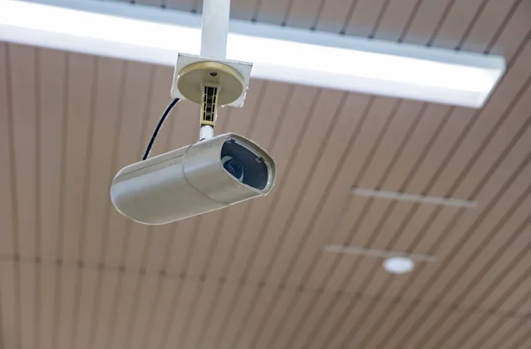 Κάμερα ασφαλείας ή CCTV στην τοποθεσία, σιδηροδρομικό σταθμό — Φωτογραφία Αρχείου