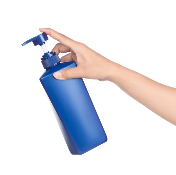 Een hand houden blauw van fles shampoo geïsoleerd op witte backgrou — Stockfoto