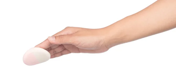 Tangan memegang spons kosmetik terisolasi pada latar belakang putih — Stok Foto