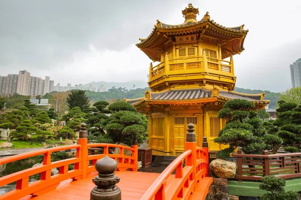 Um pagode dourado no jardim Nan Lian em Hong Kong — Fotografia de Stock